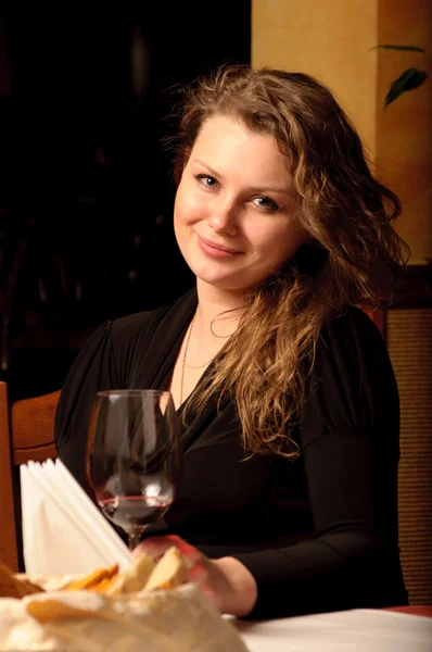 Όμορφη νεαρή γυναίκα που κάθεται στο εστιατόριο — Φωτογραφία Αρχείου