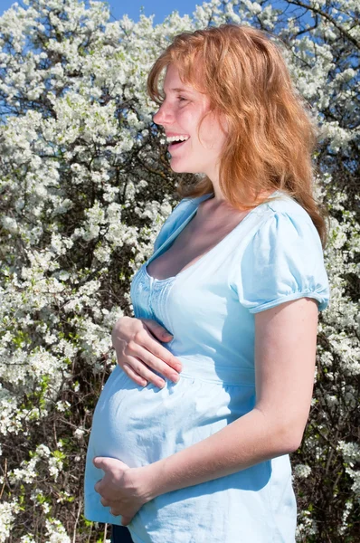 Πορτρέτο του μια όμορφη χαμογελαστό έγκυος νεαρή γυναίκα — Φωτογραφία Αρχείου