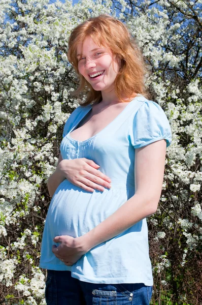 Portrait d'une belle jeune femme enceinte souriante — Photo