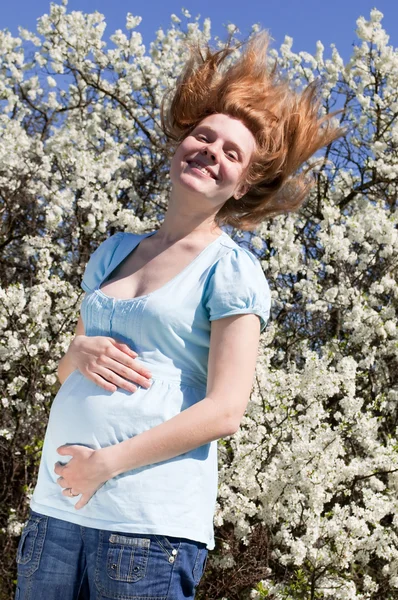 Retrato de una hermosa joven embarazada sonriente — Foto de Stock
