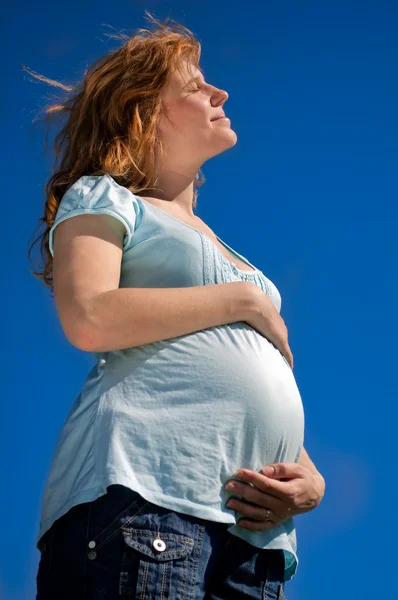 Güzel hamile kadın. — Stok fotoğraf