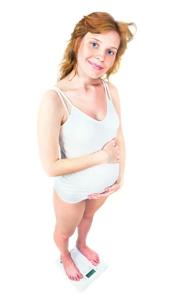 Mulher grávida em pé em escalas — Fotografia de Stock
