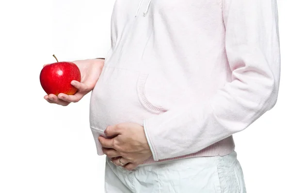 Primer plano de una joven embarazada con manzana roja — Foto de Stock