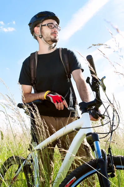 Zbliżenie młodego rowerzysty — Zdjęcie stockowe