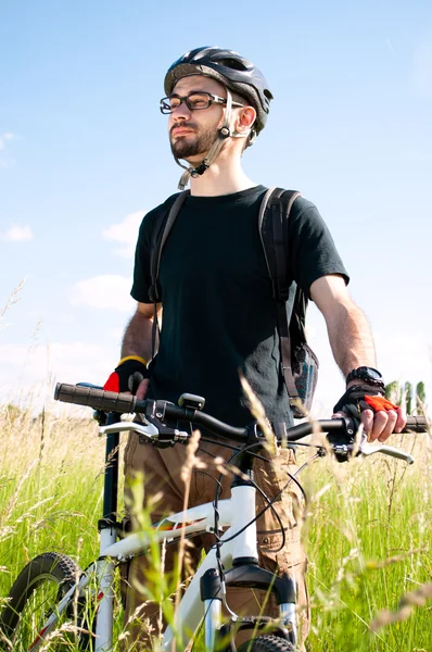 Närbild av en ung biker — Stockfoto