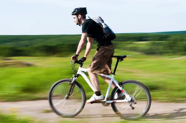 Un hombre montando una bicicleta de montaña —  Fotos de Stock