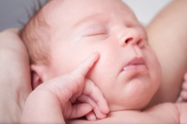 Pasgeboren slapende baby — Stockfoto