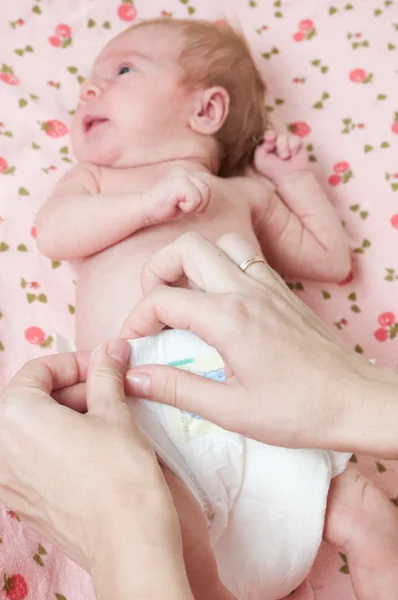 Mudar uma fralda de bebê — Fotografia de Stock