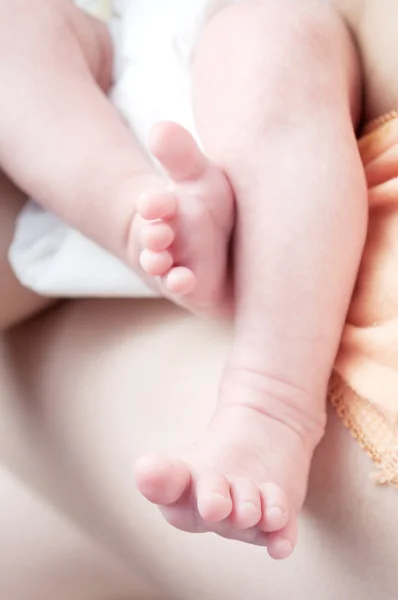Närbild av baby fötter — Stockfoto