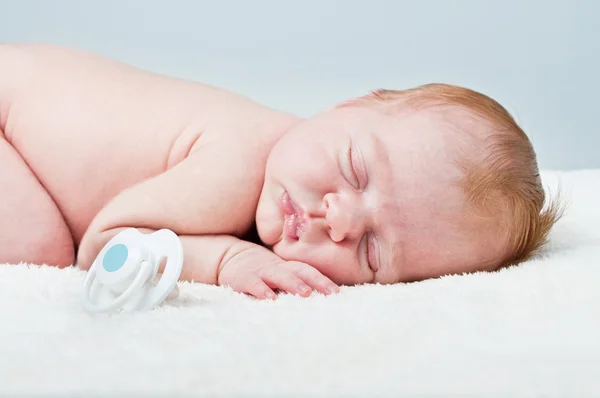 Tatlı bebek beyaz emzik ile — Stok fotoğraf