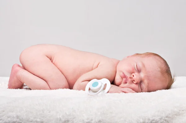 Gros plan de bébé avec sucette blanche — Photo