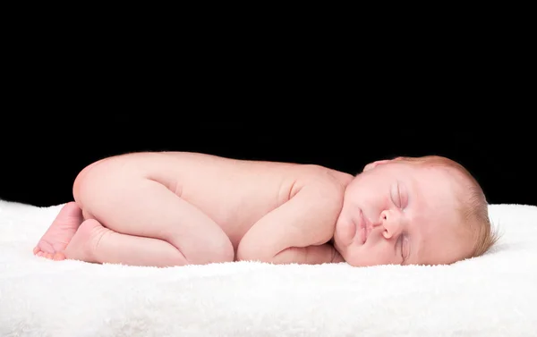 上的白毛毯新生儿睡着的孩子 — 图库照片