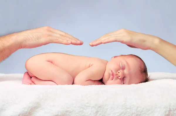 Yeni doğan uyuyan çocuk üzerinde beyaz battaniye — Stok fotoğraf