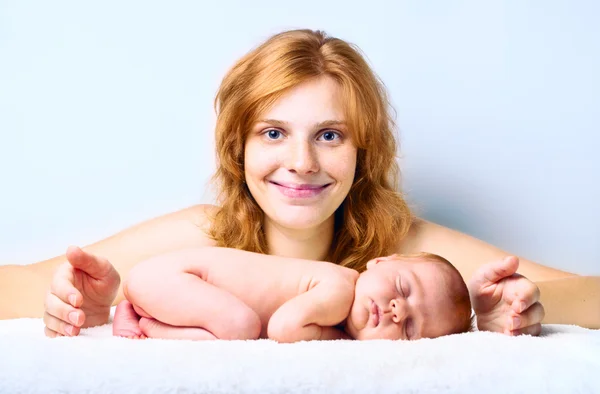 生まれたばかりの赤ちゃんを持つ若い幸せな母親 — ストック写真