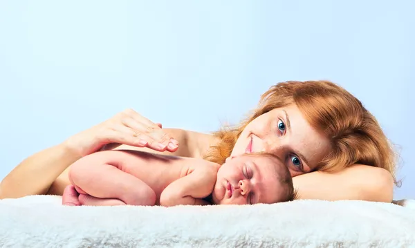 Ung glad mamma med nyfött barn — Stockfoto
