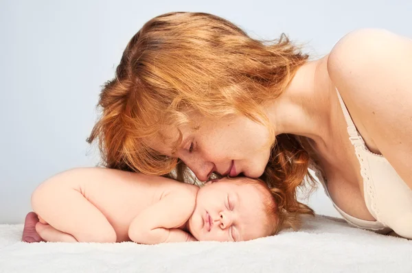 Joven madre feliz con bebé recién nacido — Foto de Stock
