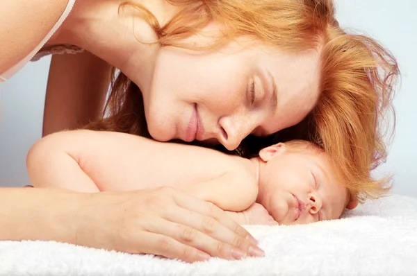 Jonge gelukkig moeder met pasgeboren baby — Stockfoto