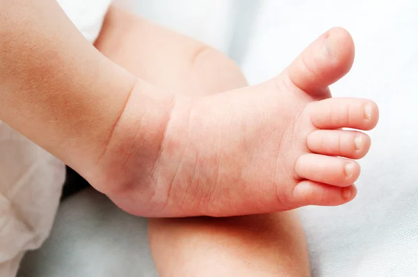 Primo piano di un bambino piedi — Foto Stock