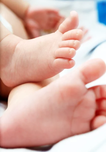 Primer plano de los pies de un bebé — Foto de Stock