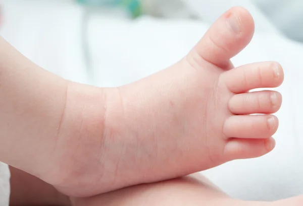 Primer plano de los pies de un bebé — Foto de Stock