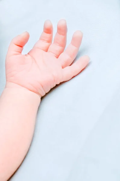 Fechar de uma mão de bebê — Fotografia de Stock