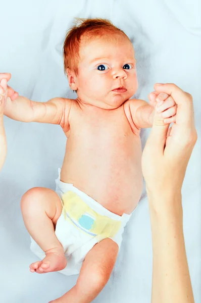Schattige pasgeboren baby hand in hand moeder — Stockfoto