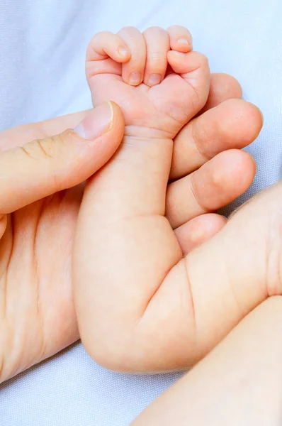 Madre che tiene la mano al neonato — Foto Stock