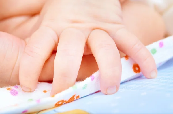 Fechar de uma mão de bebê — Fotografia de Stock