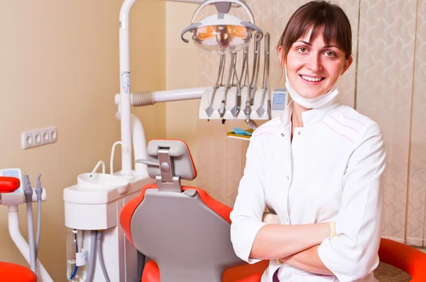 Молода стоматолог в її кабінеті дивиться на глядача — стокове фото