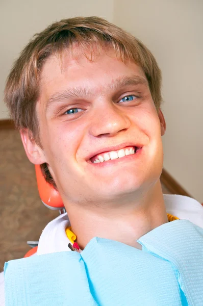 Gelukkig patiënt in tandheelkundige stoel — Stockfoto