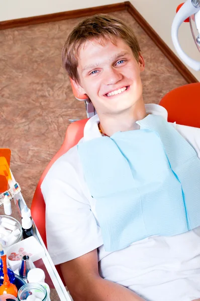 Diş sandalye mutlu hastada — Stok fotoğraf