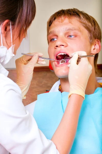 Mladá zubařka dává léčbu svému pacientovi — Stock fotografie