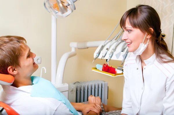 Młoda dentystka pracująca ze swoim pacjentem — Zdjęcie stockowe