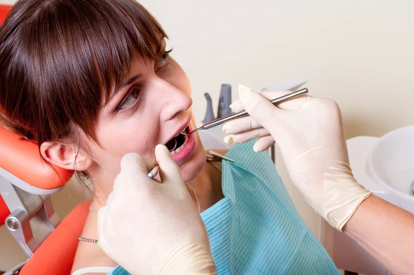 Dentista jovem no trabalho — Fotografia de Stock