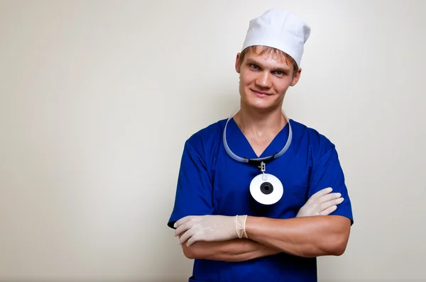 Портрет молодого счастливого врача — стоковое фото