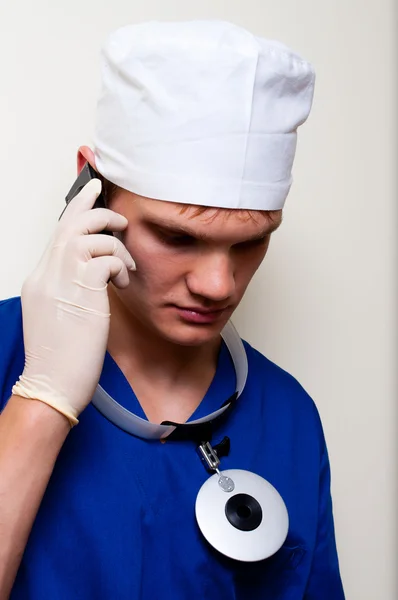 Doctor telefon client cu vesti proaste — Fotografie, imagine de stoc