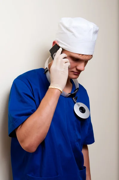 Doktor telefonují klient s špatné zprávy — Stock fotografie