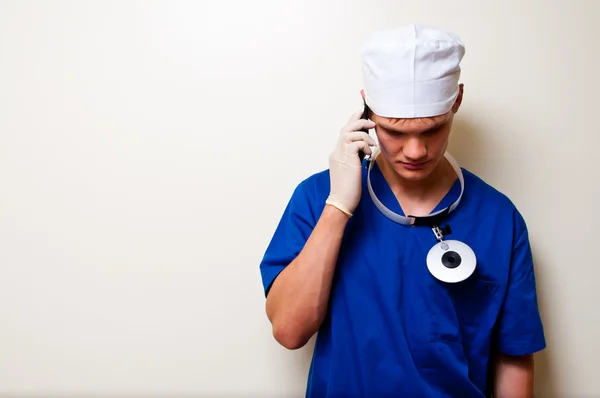 Doutor telefonando para o cliente com más notícias — Fotografia de Stock