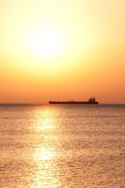 Lastfartyg i soluppgång — Stockfoto