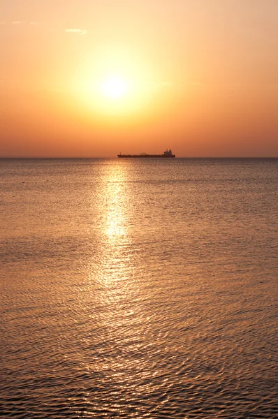 Frachtschiff im Sonnenaufgang — Stockfoto