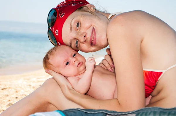Mère avec son bébé sur la plage — Photo