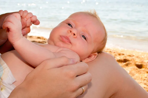 Anne ile bebeği Beach — Stok fotoğraf