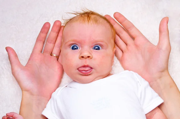 Felice neonato con le mani della madre — Foto Stock