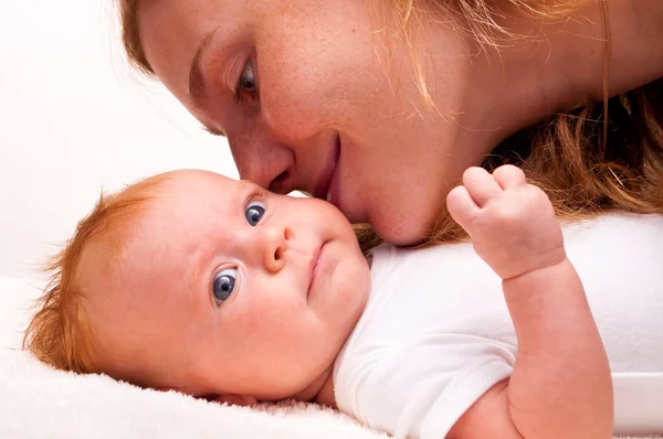 Este é um bebê recém-nascido bonito com a mãe — Fotografia de Stock