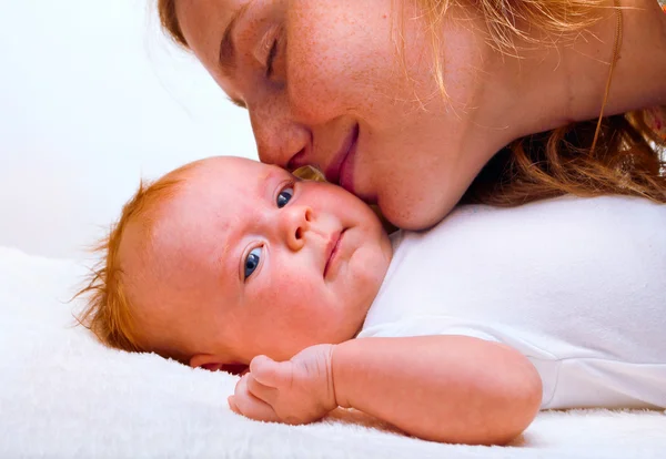 Este es un lindo bebé recién nacido con madre. —  Fotos de Stock