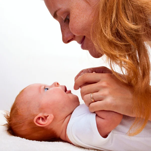 Dit is een schattige pasgeboren baby met moeder — Stockfoto