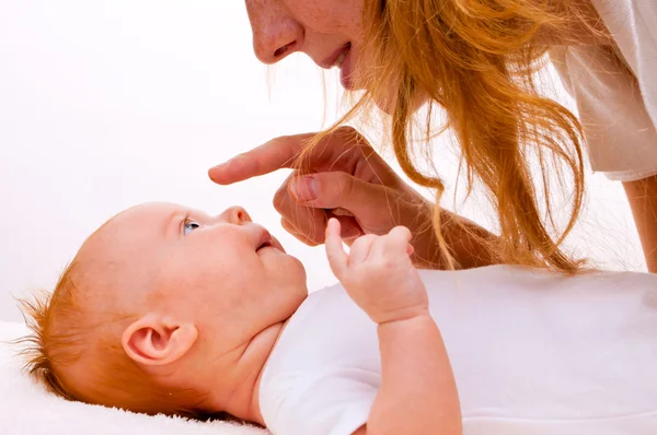To je roztomilý novorozené dítě s matkou — Stock fotografie