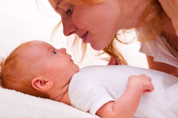 Questo è un bambino appena nato carino con la madre — Foto Stock