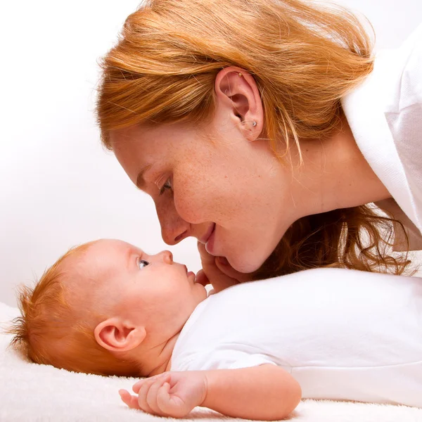 Detta är en söt newborn baby med mamma — Stockfoto