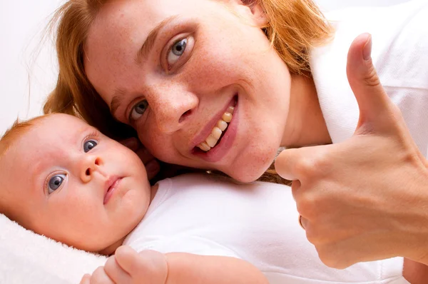Dit is een schattige pasgeboren baby met moeder — Stockfoto